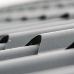 Jakie pokrycie na dach wybrać? Blacha kontra dachówki — koszty, trwałość i wygląd