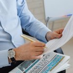 Kupujesz mieszkanie? Odkryj, co naprawdę kryje Dział IV księgi wieczystej — szybki przewodnik krok po kroku