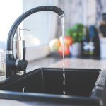Koniec z nocnym szumem w rurach: przyczyny hałasu i sprawdzone sposoby na cichą instalację wodną