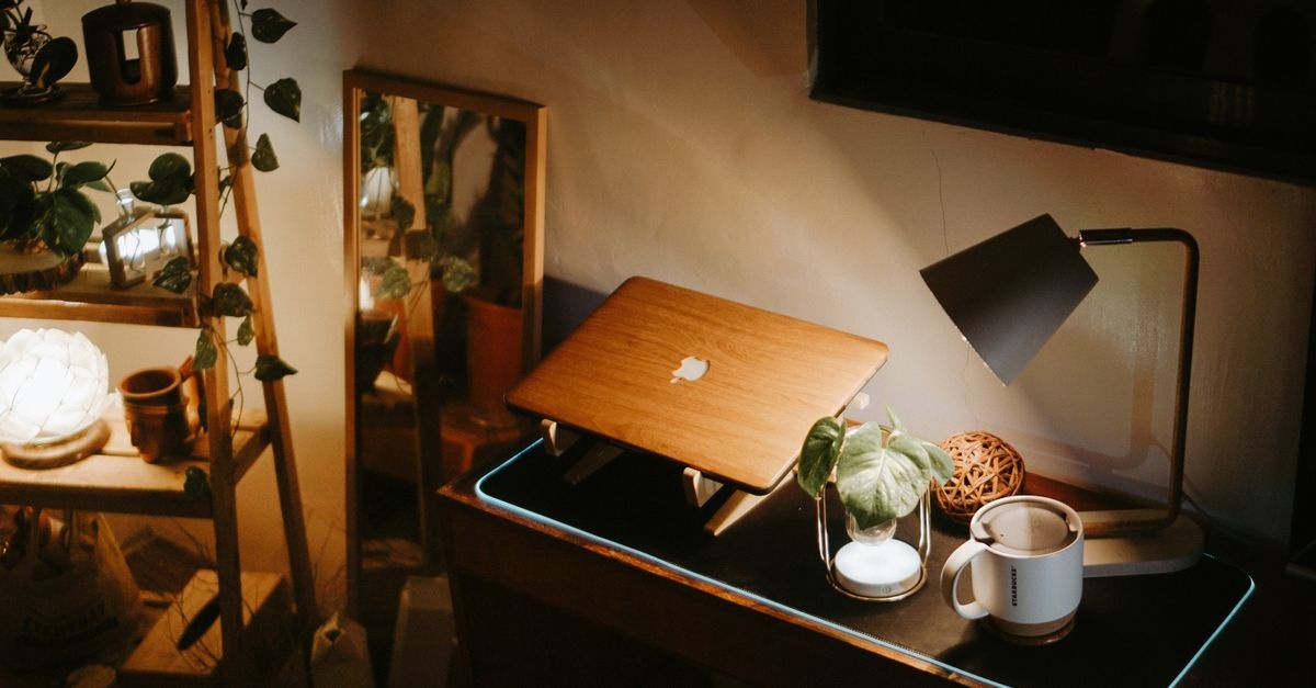 Pracuj wygodniej! Jak dobrać stolik pod laptopa, który naprawdę ułatwi dzień
